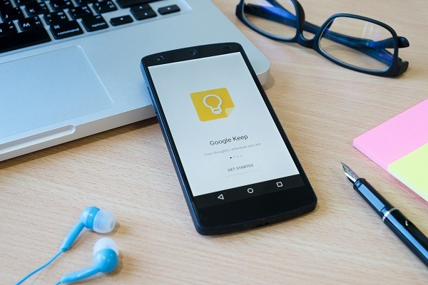 Celular com imagem do aplicativo de organização Google Keep