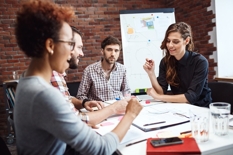 Grupo de jovens discute plano de assessoria de comunicação