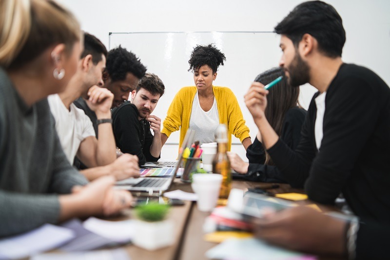 Equipe de trabalho com diversidade de etnias