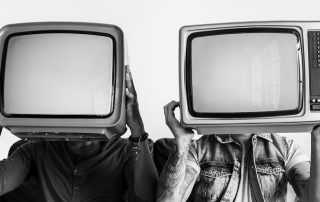 Imagem retro com pessoas com televisão na cabeça