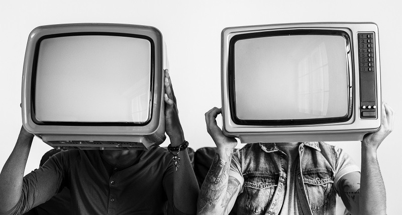 Imagem retro com pessoas com televisão na cabeça