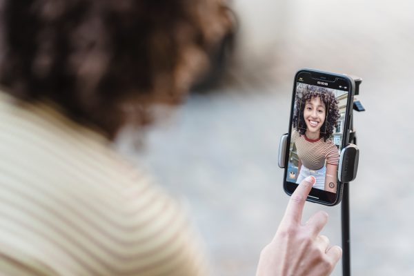 Mulher grava vídeos nas redes sociais