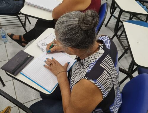 Programa gratuito de alfabetização da Estácio incentiva jovens e adultos a aprender a ler e escrever