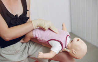 Como medida preventiva, profissional da Saúde orienta que população busque conhecimento específico sobre técnicas aplicadas para desengasgo