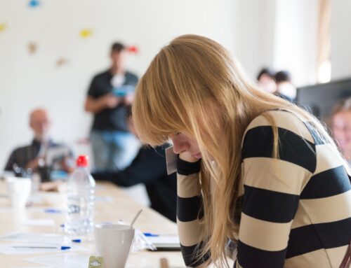 Assédio no trabalho: metade dos brasileiros já sofreu ou presenciou, revela pesquisa