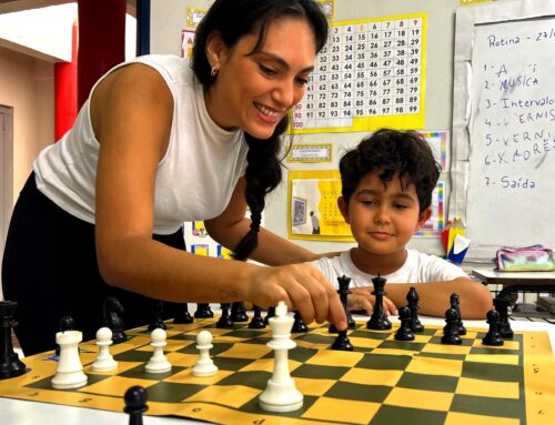 Escola aposta em aulas de xadrez para estimular concentração entre alunos