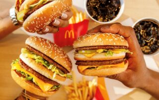 O McDia Feliz 2026 será realizado no dia 22 de agosto. Durante a campanha, a renda líquida obtida com a venda de sanduíches Big Mac (isoladamente ou em tíquetes antecipados por R$21) é revertida para projetos de combate ao câncer infantojuvenil e educação, beneficiando instituições como o Instituto Ronald McDonald e o Instituto Ayrton Senna.