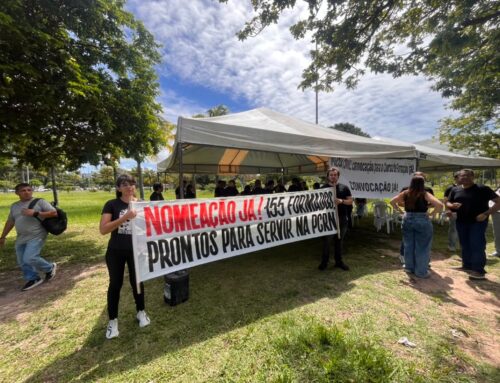 Classificados em concurso da Polícia Civil realizam ato em frente à Governadoria