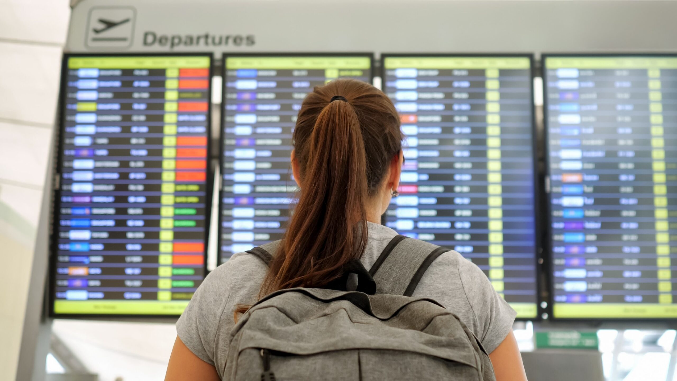 brunette-menores de idade em viagens desacompanhados-departures-schedule-airport-terminal menores de idade em viagens desacompanhados