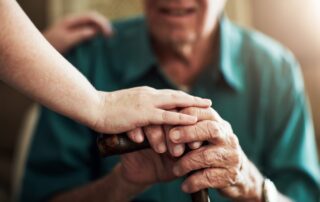 Cerca de 6,5 milhões de brasileiros idosos têm a autonomia comprometida, mas apenas 37,9% destes recebem algum tipo de assistência