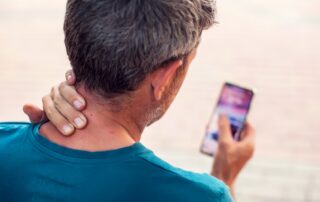 text neck: conheça a síndrome que causa dores cervicais devido ao uso prolongado de telas