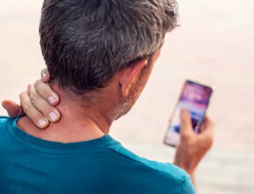 “Text neck”: uso excessivo de telas aumenta dores cervicais