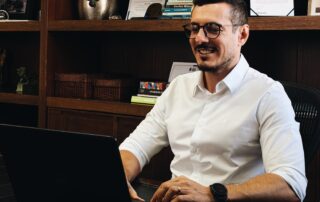Os novos tributos integram o modelo de Imposto sobre Valor Agregado (IVA) criado pela Reforma Tributária. A CBS substituirá o PIS e a Cofins, ambos de competência federal, enquanto o IBS reunirá o ICMS e o ISS, sendo compartilhado entre estados e municípios.