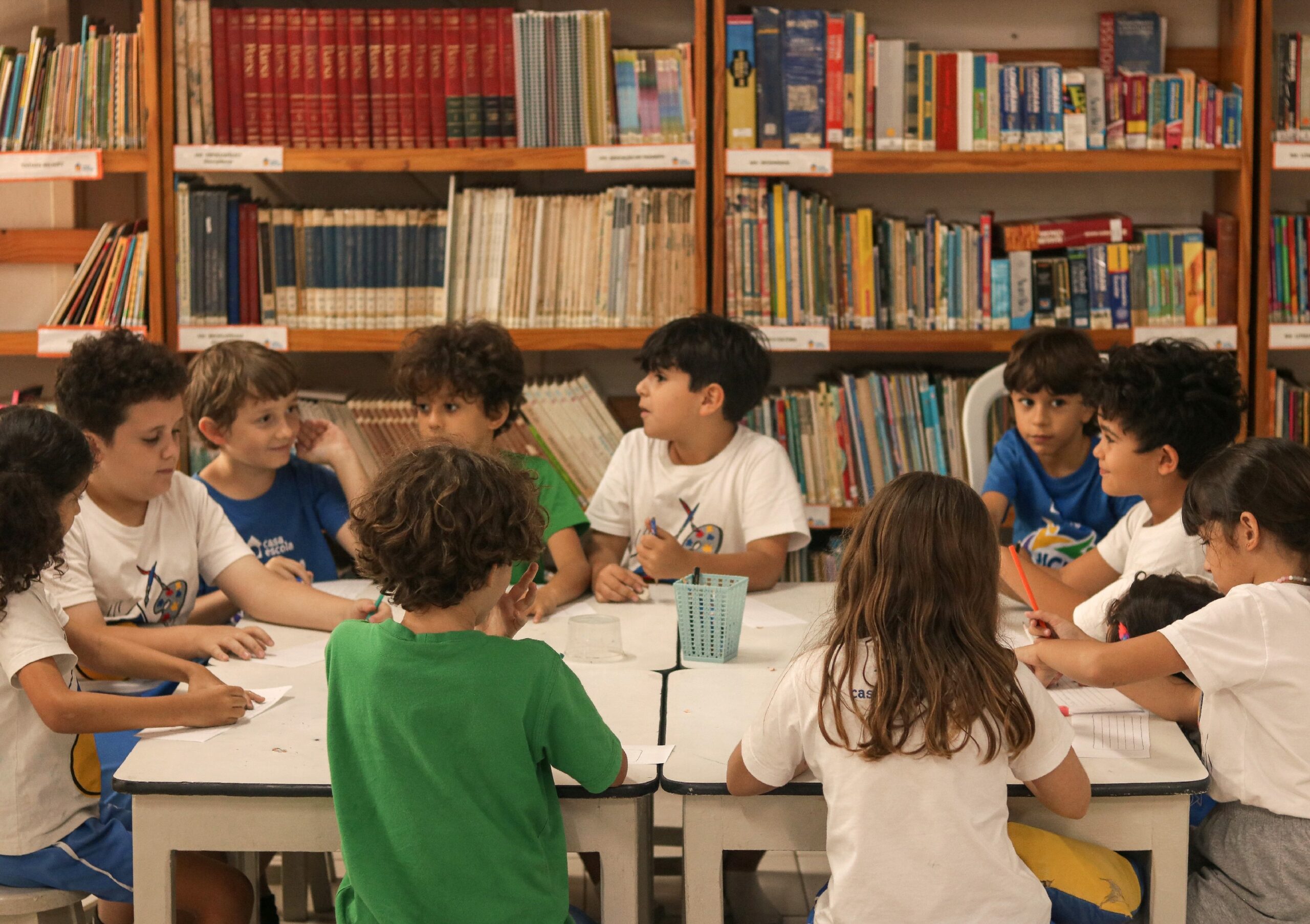 Na Casa Escola, o uso de telas segue regras específicas e está vinculado aos objetivos pedagógicos. Fora desse contexto, a prioridade é estimular experiências que fortaleçam a atenção, a criatividade, a autonomia e as relações interpessoais.