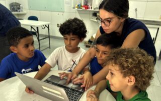 Pesquisa do Cetic.br mostra avanço do debate sobre educação digital nas escolas e reforça necessidade de equilibrar tecnologia, aprendizagem e desenvolvimento infantil,