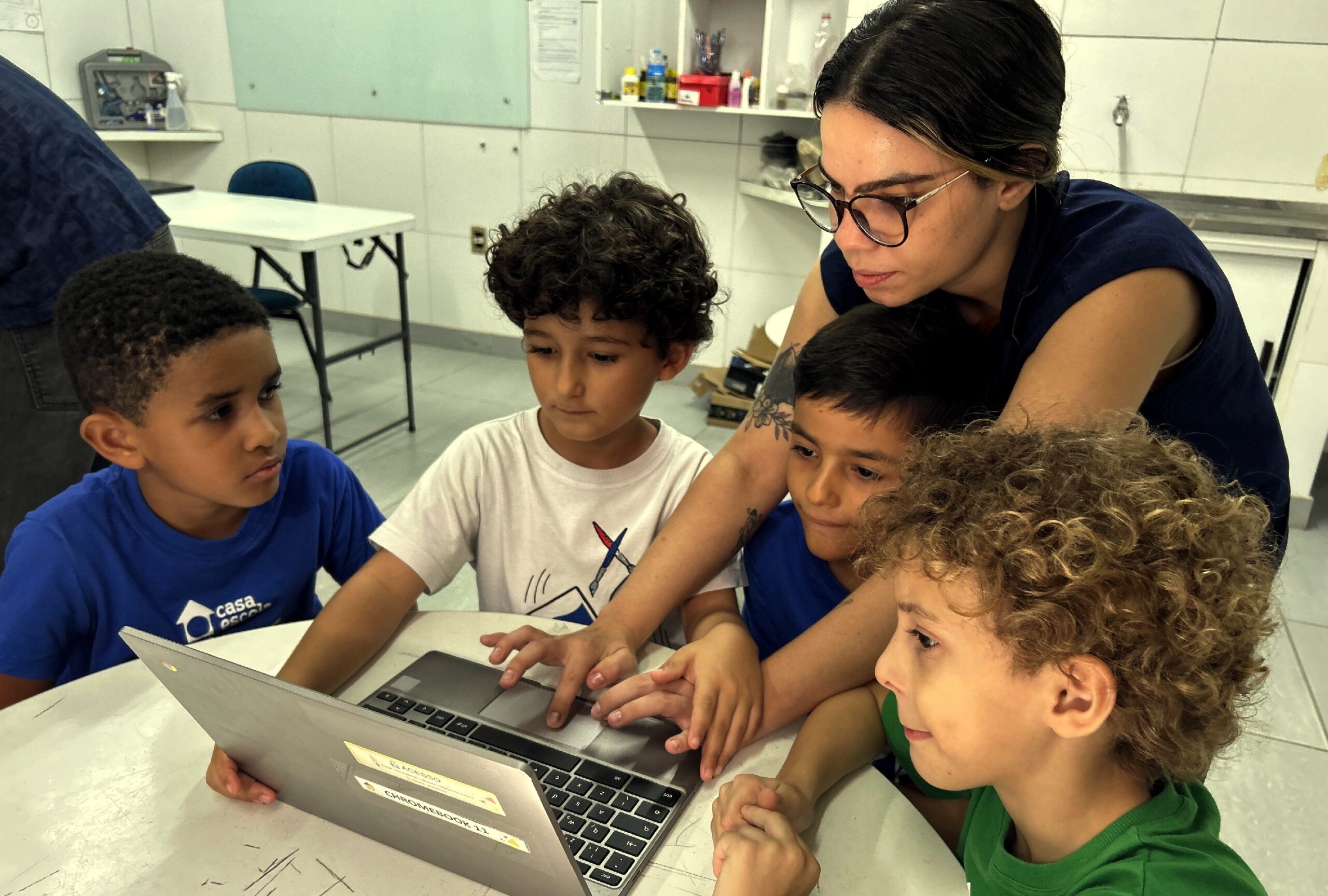 Pesquisa do Cetic.br mostra avanço do debate sobre educação digital nas escolas e reforça necessidade de equilibrar tecnologia, aprendizagem e desenvolvimento infantil,