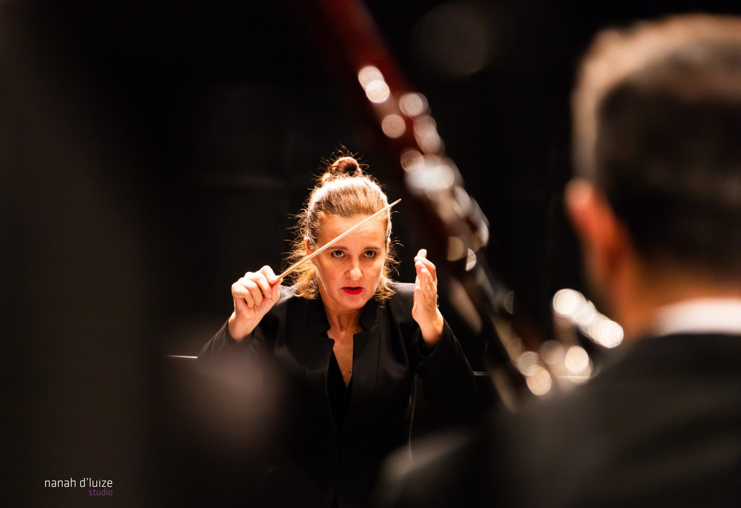 A maestrina Cinthia Alireti conduzirá a orquestra em “Ecos Românticos” na próxima quarta-feira (26), às 19h30, no Teatro Riachuelo Natal. A apresentação integra a programação comemorativa dos 50 anos da OSRN e é realizada pelo Projeto Movimento Sinfônico, da MAPA Realizações Culturais. 