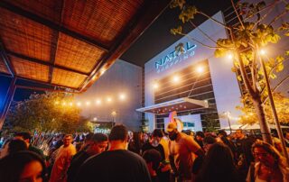 Da leveza da MPB na voz e violão até o balanço do samba, o Natal Shopping preparou duas noites de música ao vivo para quem deseja aproveitar o pós-expediente ou reunir os amigos em um ambiente ao ar livre, com gastronomia e programação gratuita.