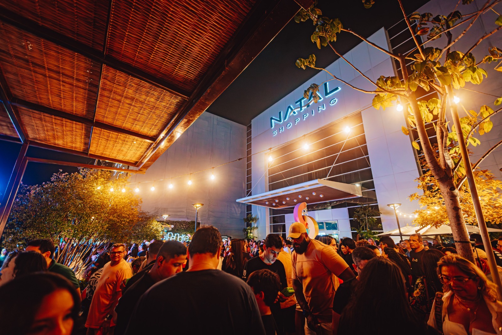 Ribeira Boêmia – Natal Shopping Da leveza da MPB na voz e violão até o balanço do samba, o Natal Shopping preparou duas noites de música ao vivo para quem deseja aproveitar o pós-expediente ou reunir os amigos em um ambiente ao ar livre, com gastronomia e programação gratuita.