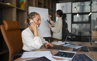A comunicação não deveria ser usada para esconder problemas, criar uma percepção artificial ou prometer uma experiência que a empresa não consegue sustentar.