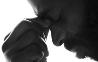 Dia dos Pais é oportunidade de abordar sofrimento emocional vivido pelos homens durante o luto. Segundo dados da plataforma de telemedicina Research Center da Conexa, os homens procuram ajuda psicológica 58% menos do que as mulheres.