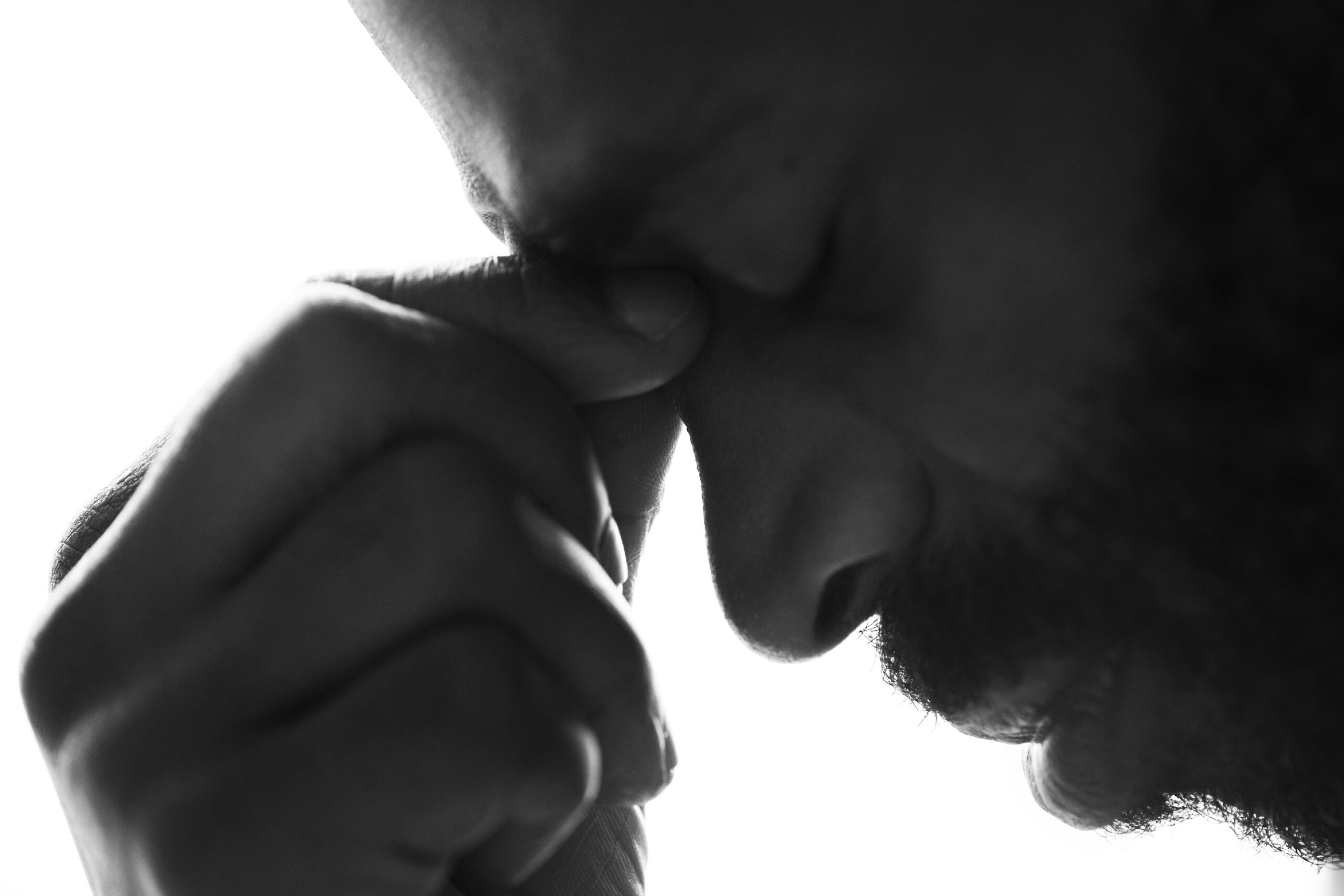 Dia dos Pais é oportunidade de abordar sofrimento emocional vivido pelos homens durante o luto. Segundo dados da plataforma de telemedicina Research Center da Conexa, os homens procuram ajuda psicológica 58% menos do que as mulheres.
