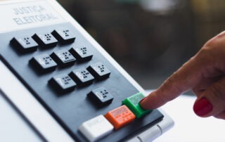 No último pleito, o TSE recebeu 5.250 alertas de possíveis informações falsas. Para as Eleições 2026, o avanço da inteligência artificial acrescenta novos desafios ao debate sobre desinformação e liberdade de expressão.