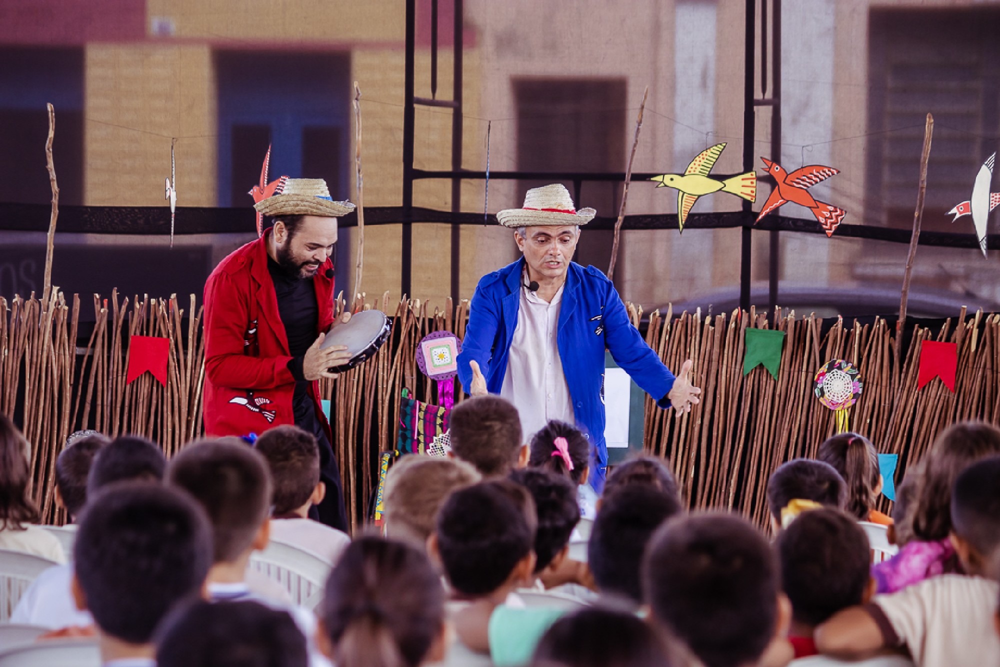 A programação de outubro inclui apresentações de “O Menino Pássaro” em Caraúbas e Santana do Matos; oficinas de dramaturgia em Bodó, Triunfo Potiguar e Campo Grande; e a circulação de “As Pelejas de Baltazar” por Jucurutu, Jardim de Piranhas, São Vicente, Lagoa Nova e Cerro Corá. Também neste mês tem início as montagens de “O Nascimento de Jesus nas Quebradas do Sertão”, que estreia em dezembro.