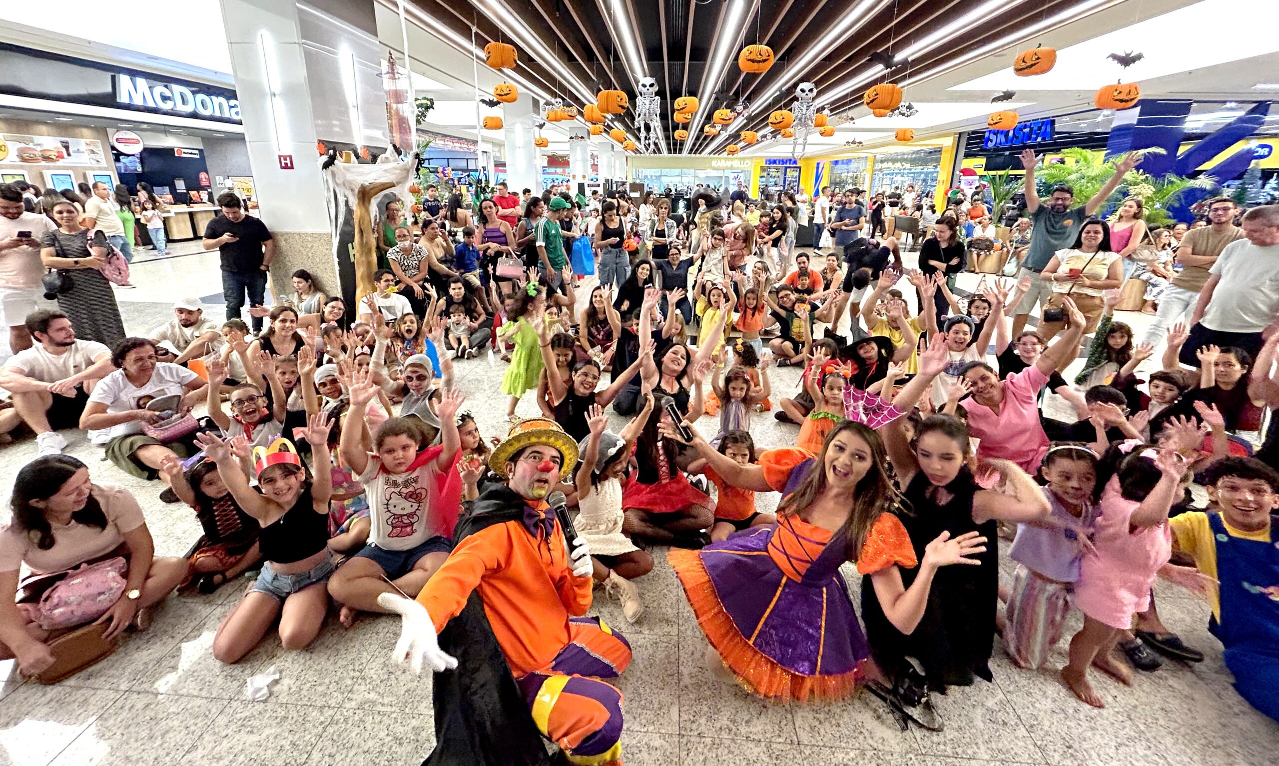 O Midway Mall preparou uma programação especial e gratuita de Halloween para este sábado (31), com caça aos doces em circuitos pelas lojas e show com a banda infantil ShowKids.