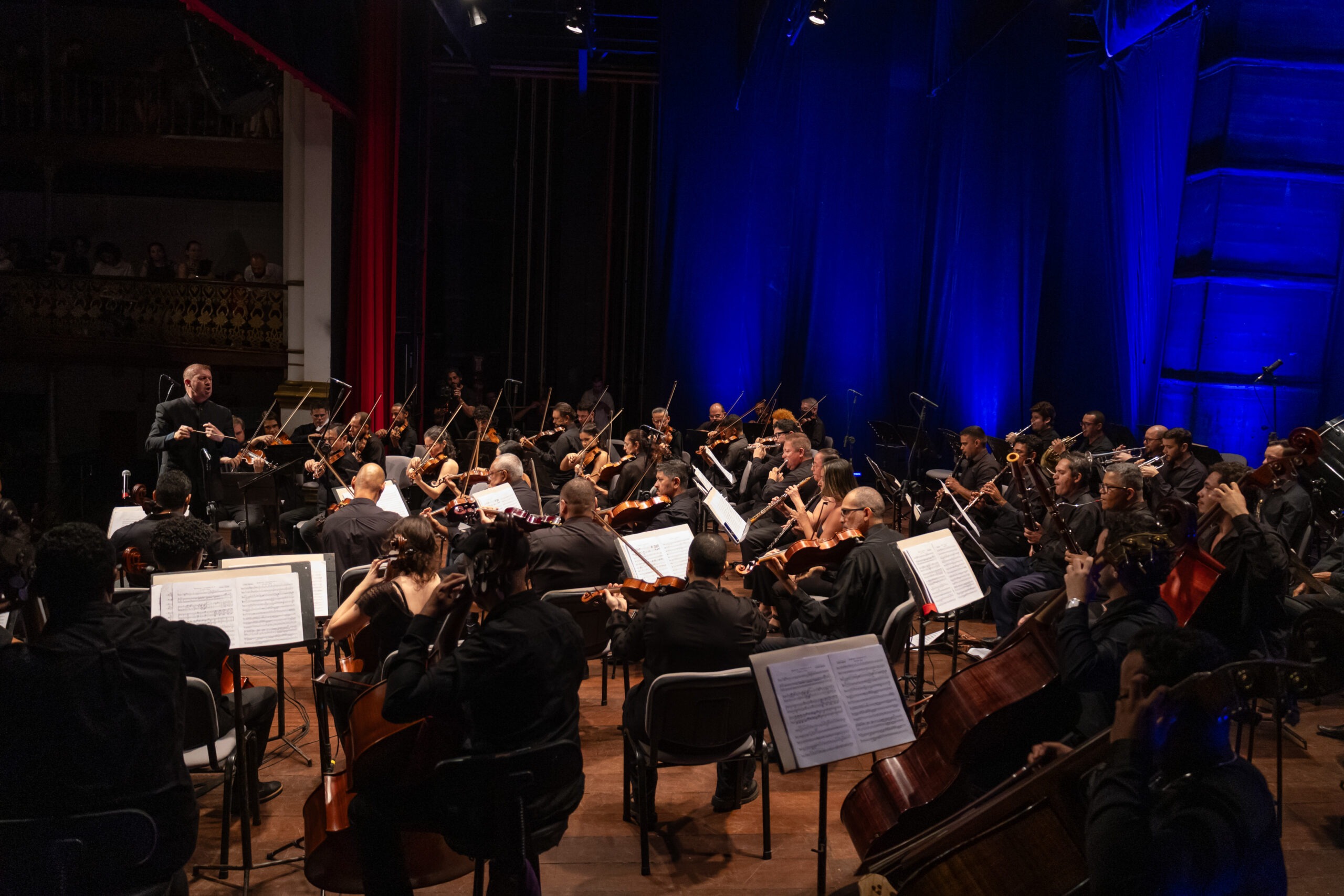 “Ritos e Mistérios” promete uma noite marcada por diferentes atmosferas e linguagens da música de concerto. A seleção inclui “Uma Noite no Monte Calvo”, de Mussorgsky; “O Cisne de Tuonela”, de Sibelius; o “Concerto para Violino em Mi menor”, de Mendelssohn; e a “Suíte Pássaro de Fogo”, de Stravinsky, considerada uma das obras musicais mais importantes e influentes do século XX, originalmente composta para o balé “O Pássaro de Fogo”, apresentado pela primeira vez em Paris, em 1910.