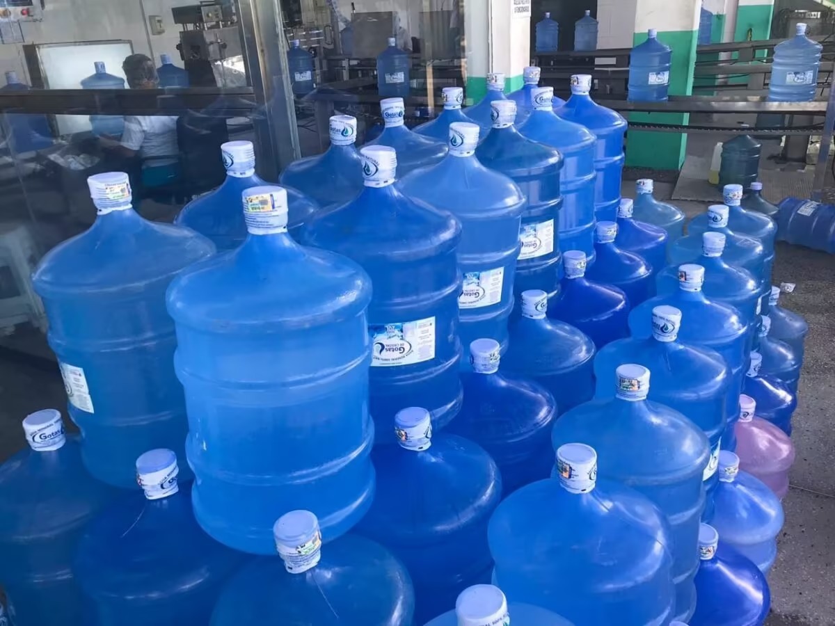 No RN, mais da metade da população consome água mineral natural e/ou adicionadas de sais em suas residências e em estabelecimentos comerciais. No estado, os produtos do setor são reconhecidos pela obrigatoriedade do Selo Fiscal, instrumento de controle que garante que as indústrias estejam em dia com suas questões tributárias e sanitárias, individualmente.