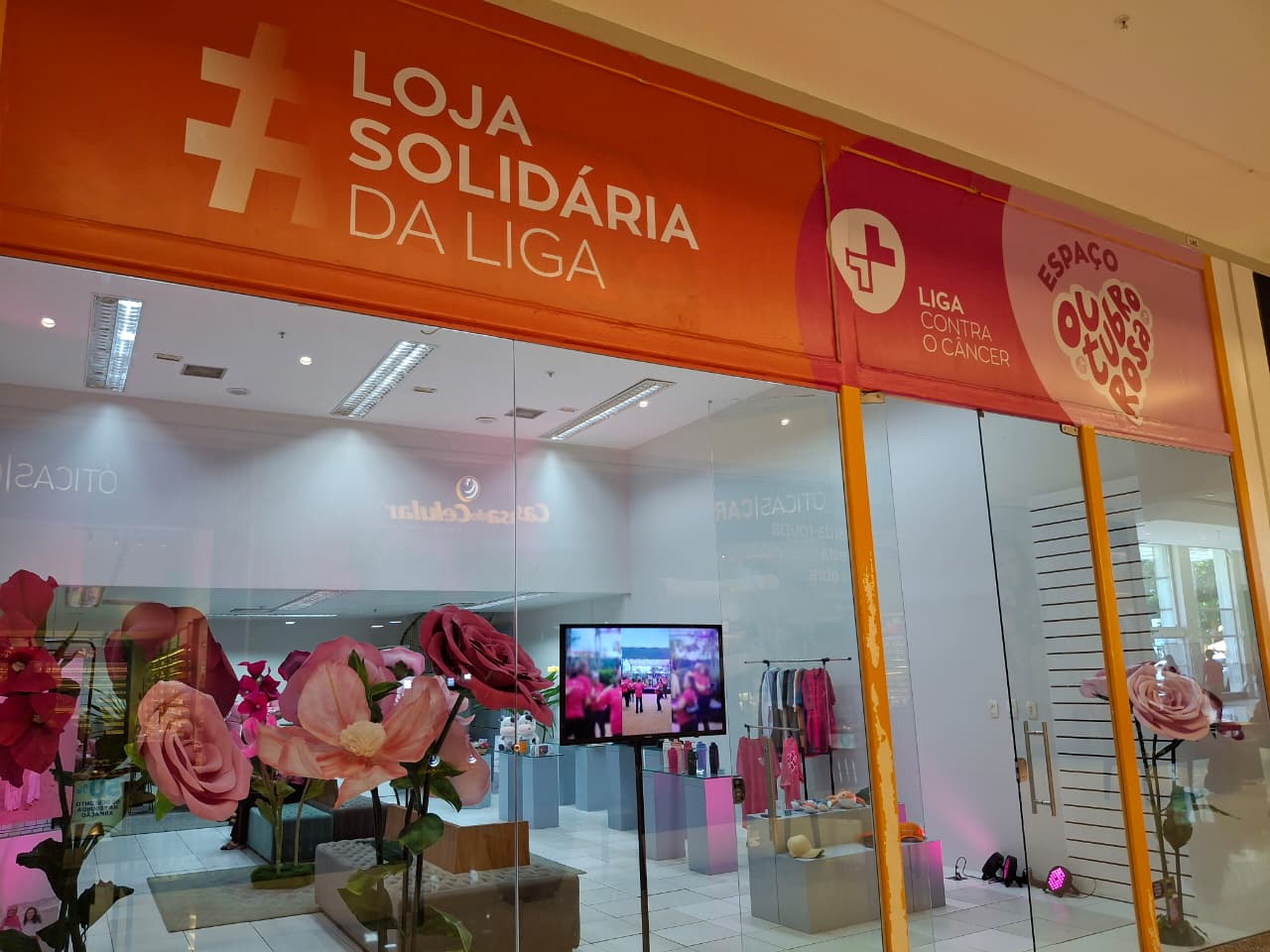 No Outubro Rosa, a Liga Contra o Câncer expandiu sua loja solidária no Midway Mall. O espaço arrecada fundos para ações com pacientes oncológicas e reforça a conscientização sobre o diagnóstico precoce.