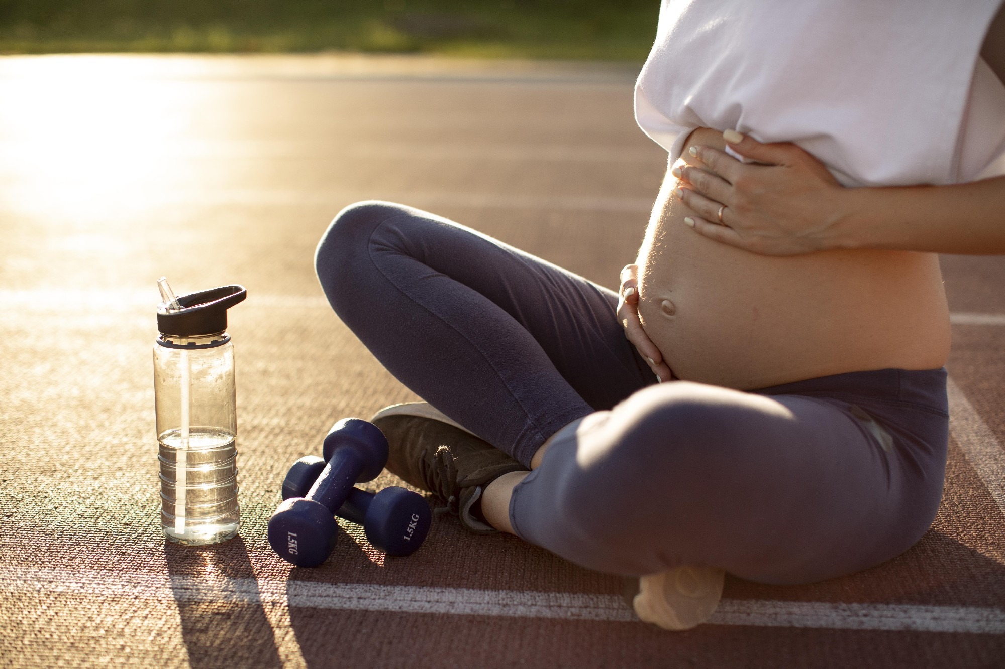 Com a proximidade do verão e a previsão de temperaturas elevadas, os impactos do calor sobre a saúde de gestantes e bebês preocupam profissionais da saúde.